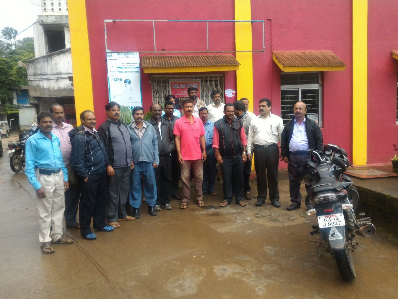 ಕರ್ತವ್ಯ ಸ್ಥಗಿತಗೊಳಿಸಿ ಬಿಎಸ್‌ಎನ್‌ಎಲ್ ನೌಕರರ ಪ್ರತಿಭಟನೆ